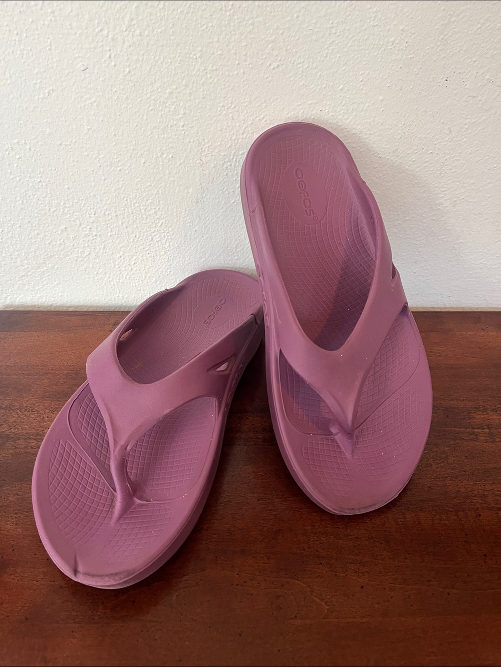 OOFOS Women's Fuschia Flip Flop Recovery Sandals Size 8
